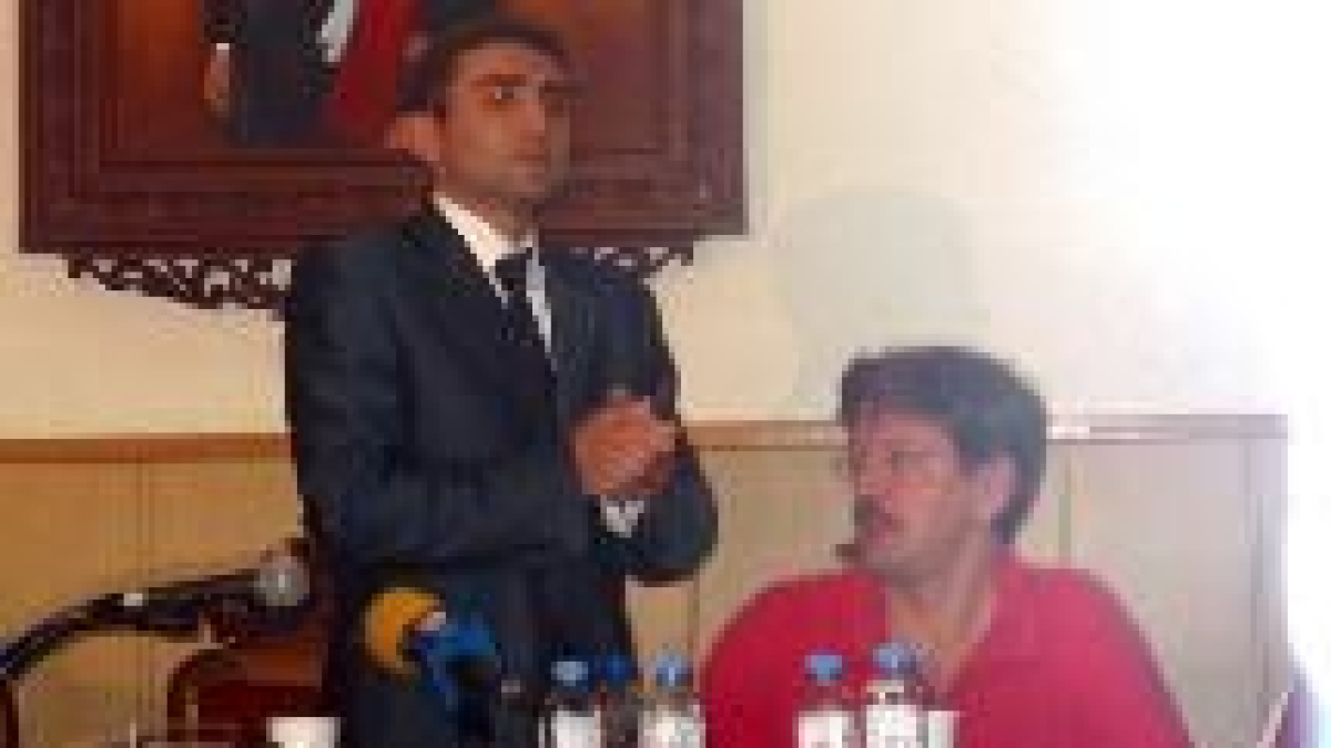 El interventor (a la derecha) asegura que nunca buscó favorecer a Emilio de la Mata (de pie)