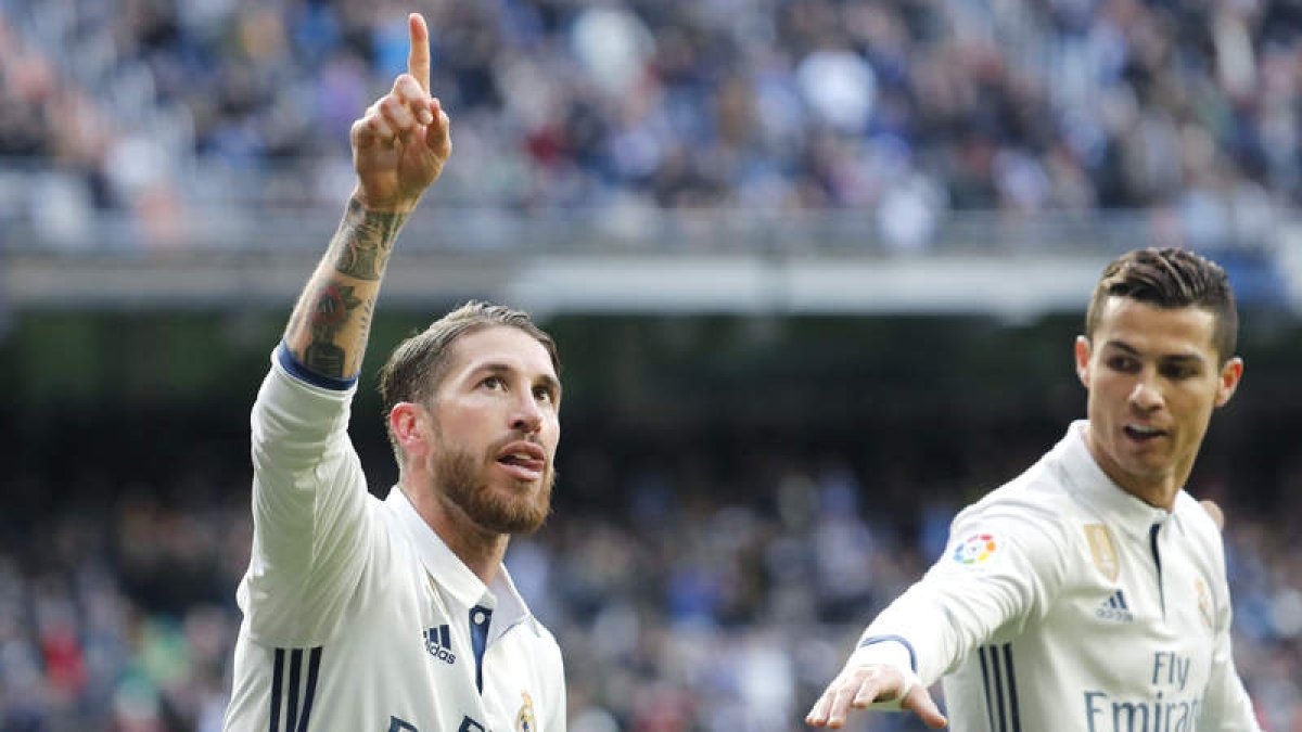 Sergio Ramos salvó al Madrid con un gol de cabeza que cortó la remontada del Nápoles. ÁNGEL DÍAZ