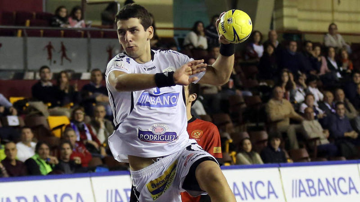 El meta ademarista, Nacho Biosca, al fondo, tuvo ayer un papel decisivo en la victoria