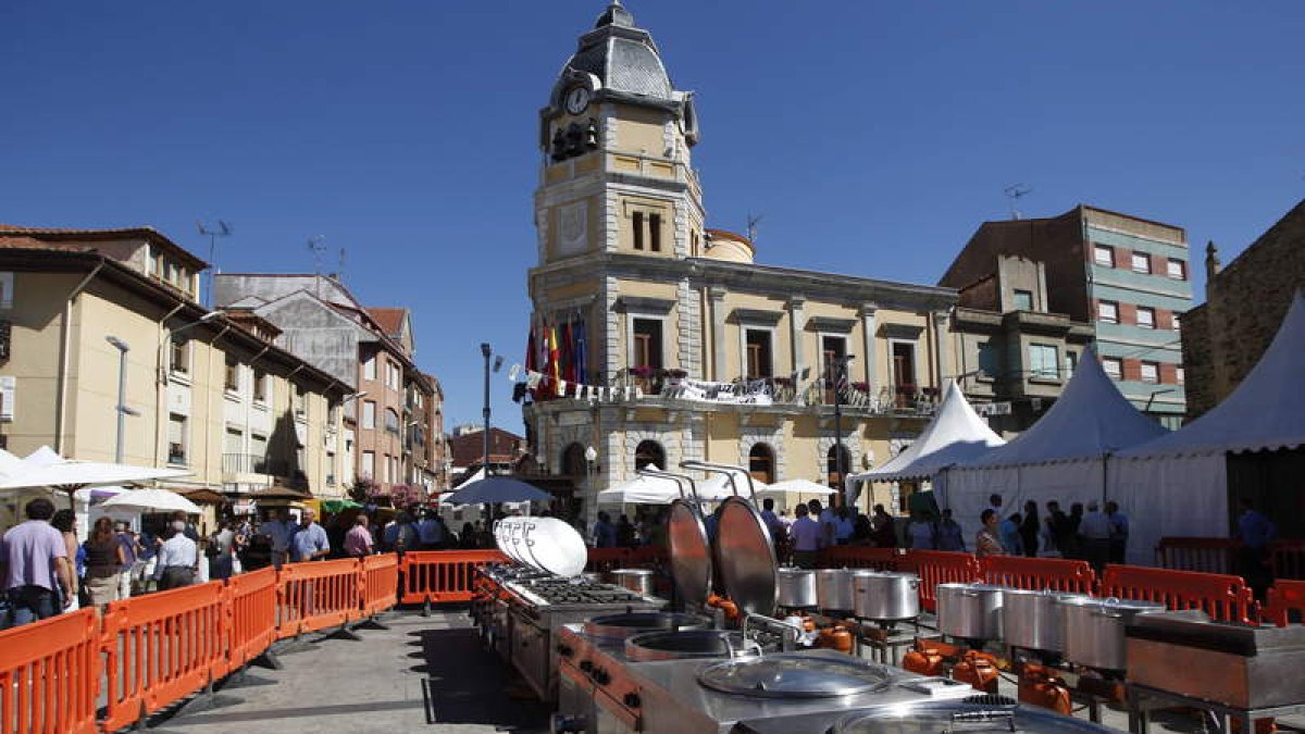 La cocina vestía ayer de restaurante a la plaza Mayor de La Bañeza.