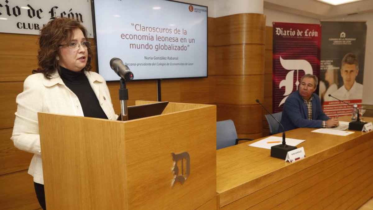 Nuria González Rabanal y Joaquín S. Torné, durante la conferencia de ayer en el Club de Prensa. RAMIRO