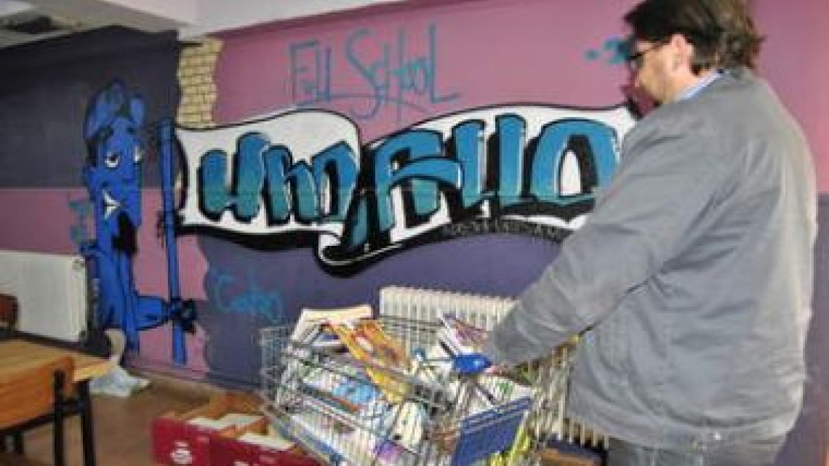 Francisco, constructor de 31 años, realiza su trabajo social en el centro El Urogallo de Cáritas, do