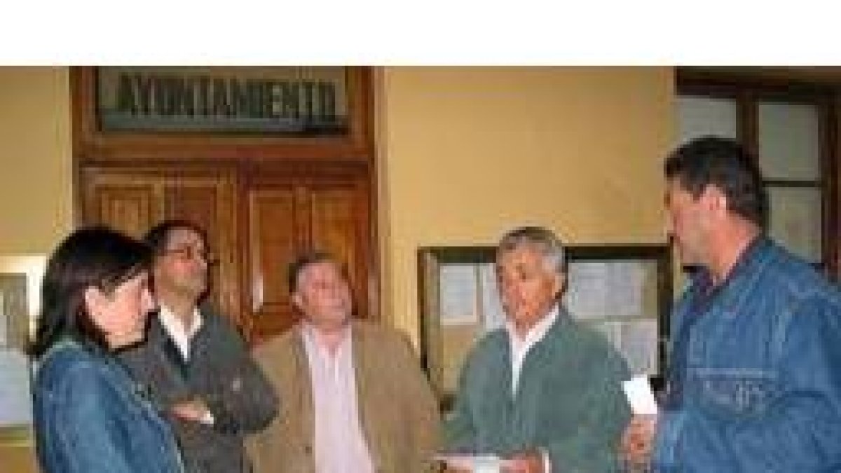 Los concejales de la oposición, a la puerta del consistorio