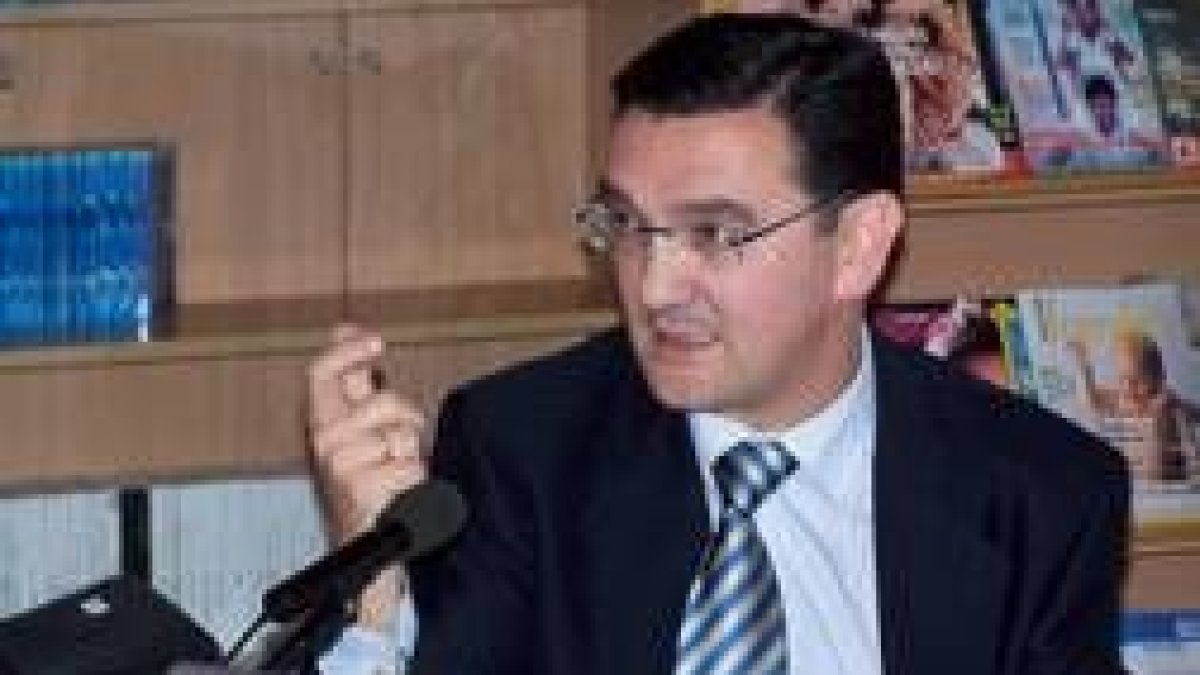 El experto en televisión y sociología Gonzalo Visiers, durante su conferencia