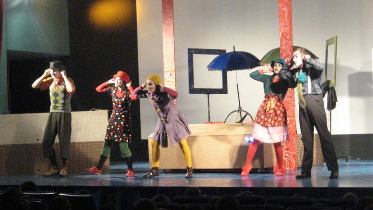 La comedia musical  «Payasos en peligro» llenó el aforo de la casa de la cultura.