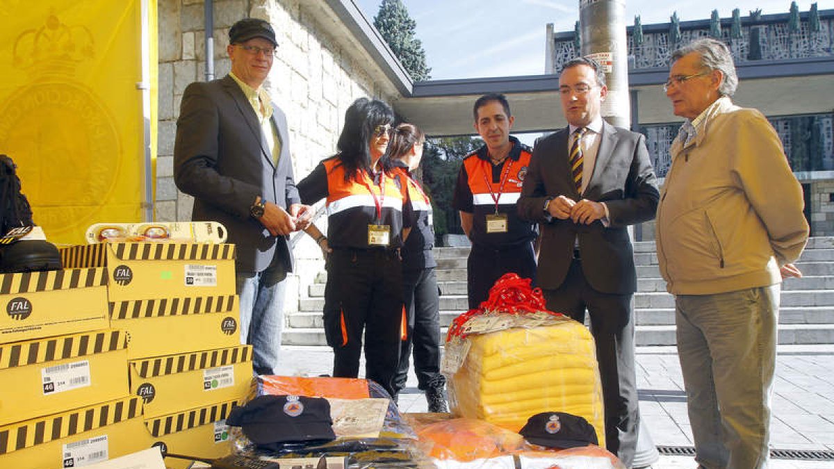 Salguero entregó nuevo material a la agrupación de Protección Civil de Valverde.