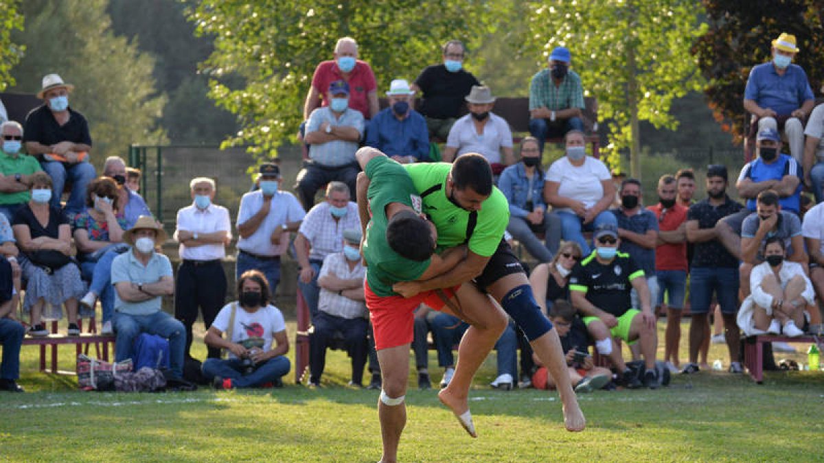 Adrián Rodríguez y Samuel Sánchez en su mano a mano en la categoría de medios en La Mata de Curueño. ÁLVARO QUIÑONES