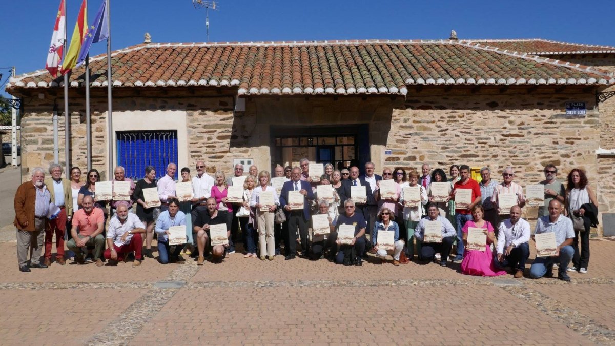 Representantes de los pueblos premiados, organizadores y políticos. TISTA RUBIO