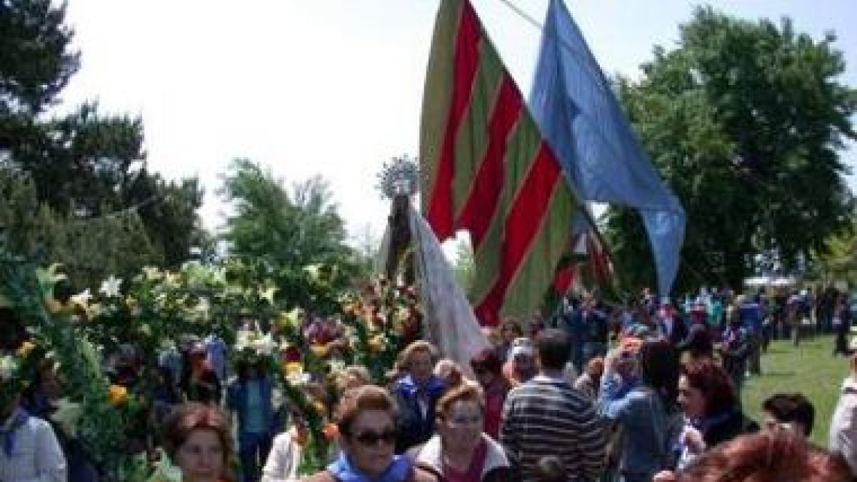 La romería de la Virgen del Villar congrega cada año a cientos de personas procedentes de toda la co