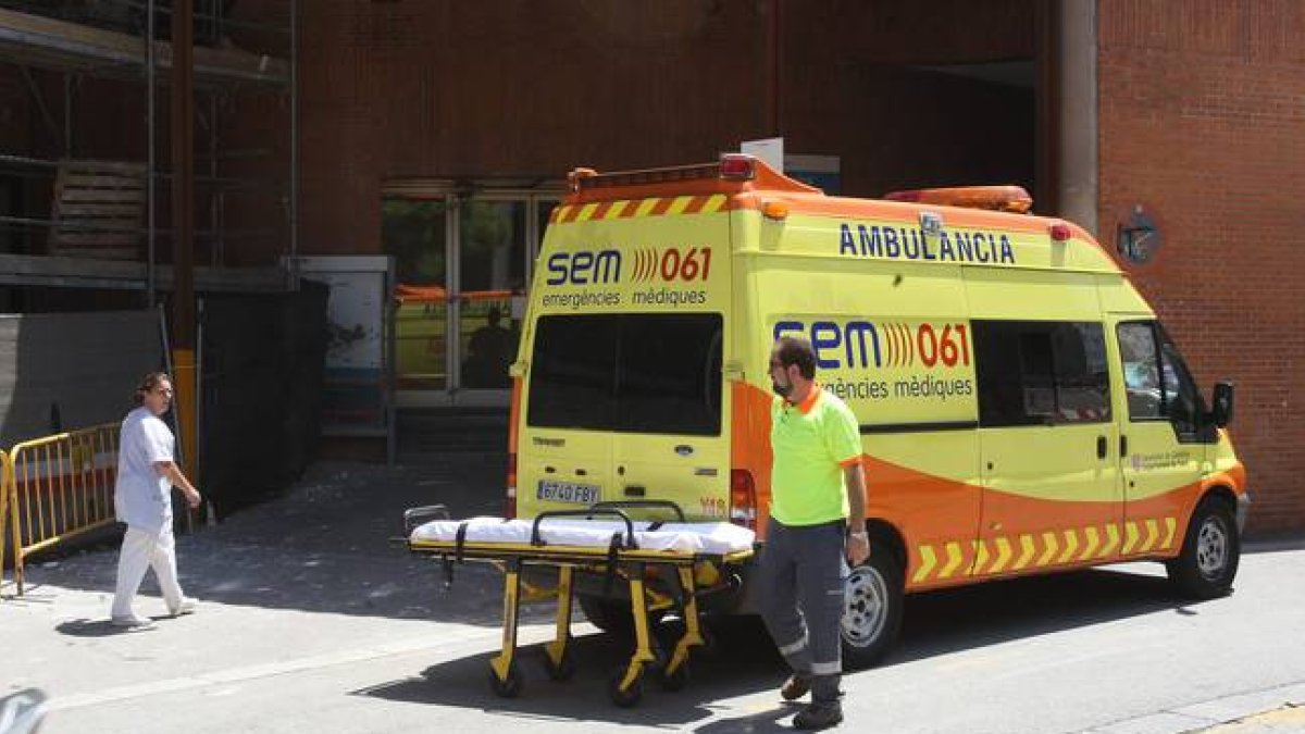 Una ambulancia, a las puertas del Hospital Vall d'Hebron, donde está ingresado el niño con difteria.