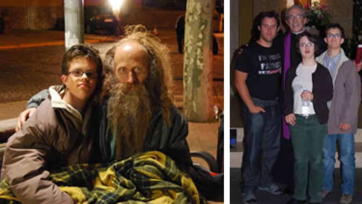 El protagonista junto a un mendigo; y Andrés Martínez Trapiello, de cura, con varios actores.