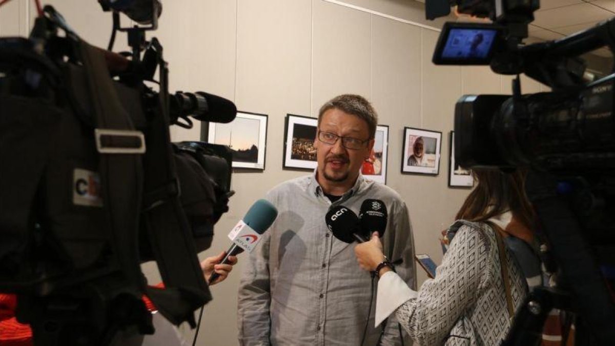 Xavier Domènech atiende a los medios de comunicación en Reus.