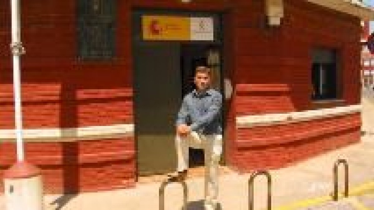 Emilio de la Mata posa ante el cuartel de la Guardia Civil antes de prestar declaración