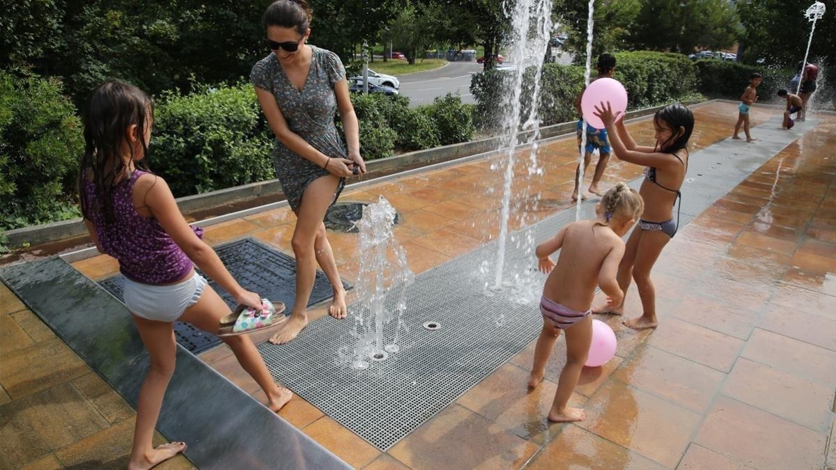 Fuentes de la avenida del Estatut, en Barcelona, en plena ola de calor