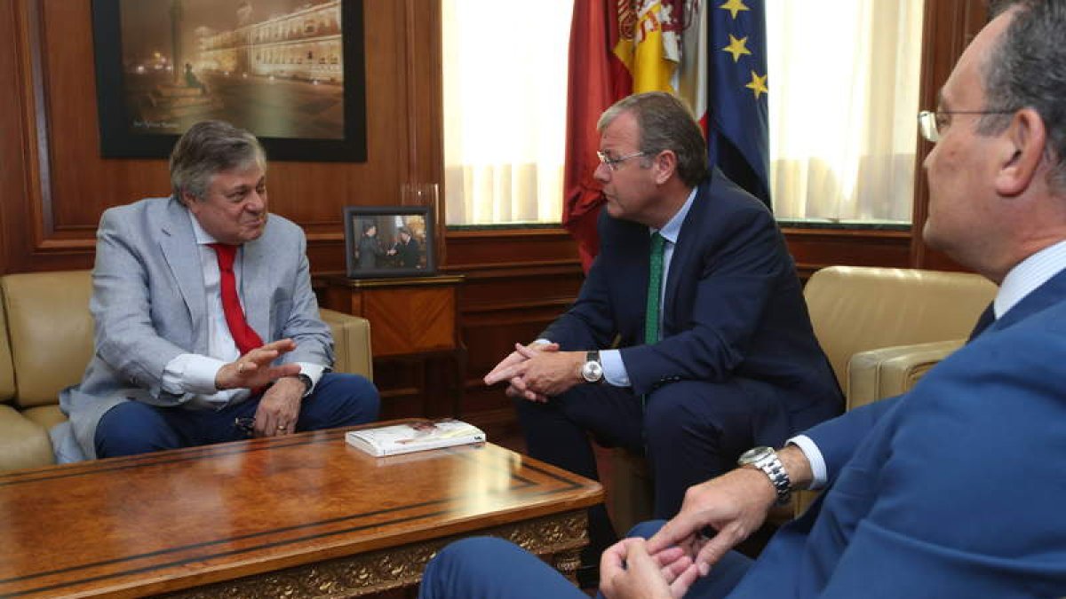 Leopoldo López, junto y Silván, ante la mirada del teniente de alcalde, Salguero, ayer. RAMIRO