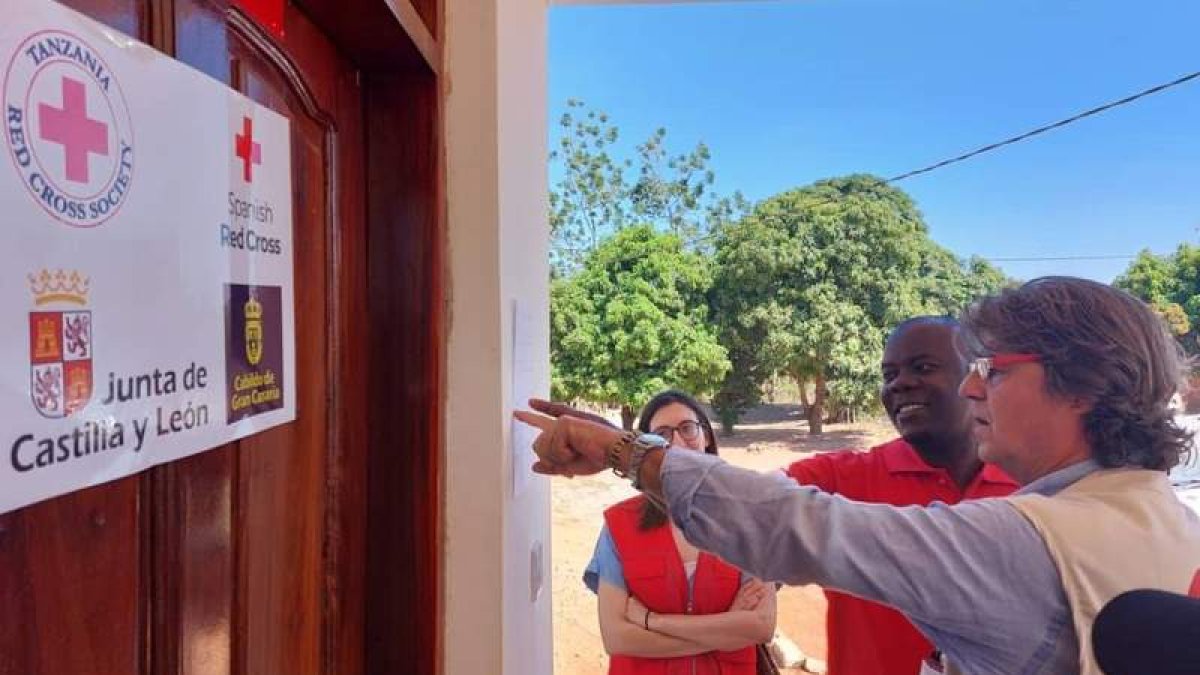 La embajada española visitó el proyecto de cooperación. DL