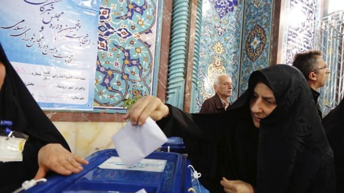 Una mujer ejerce su derecho al voto en Teherán (Irán).