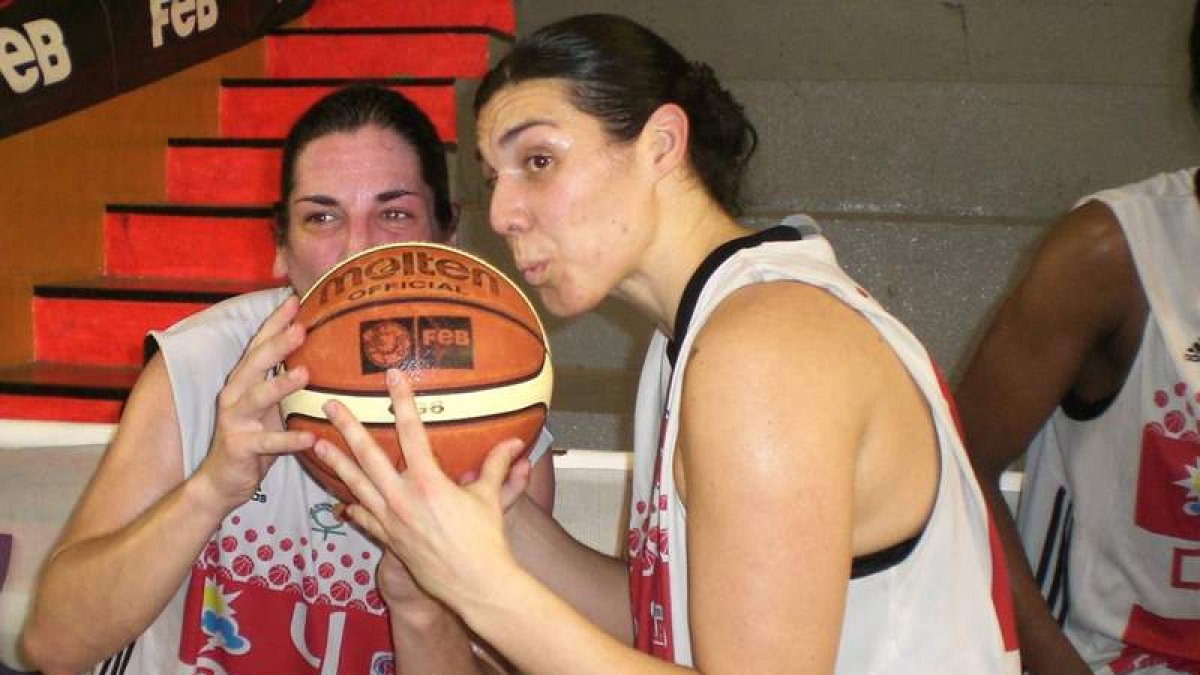 Las bromas presidieron las celebraciones por el ascenso.
