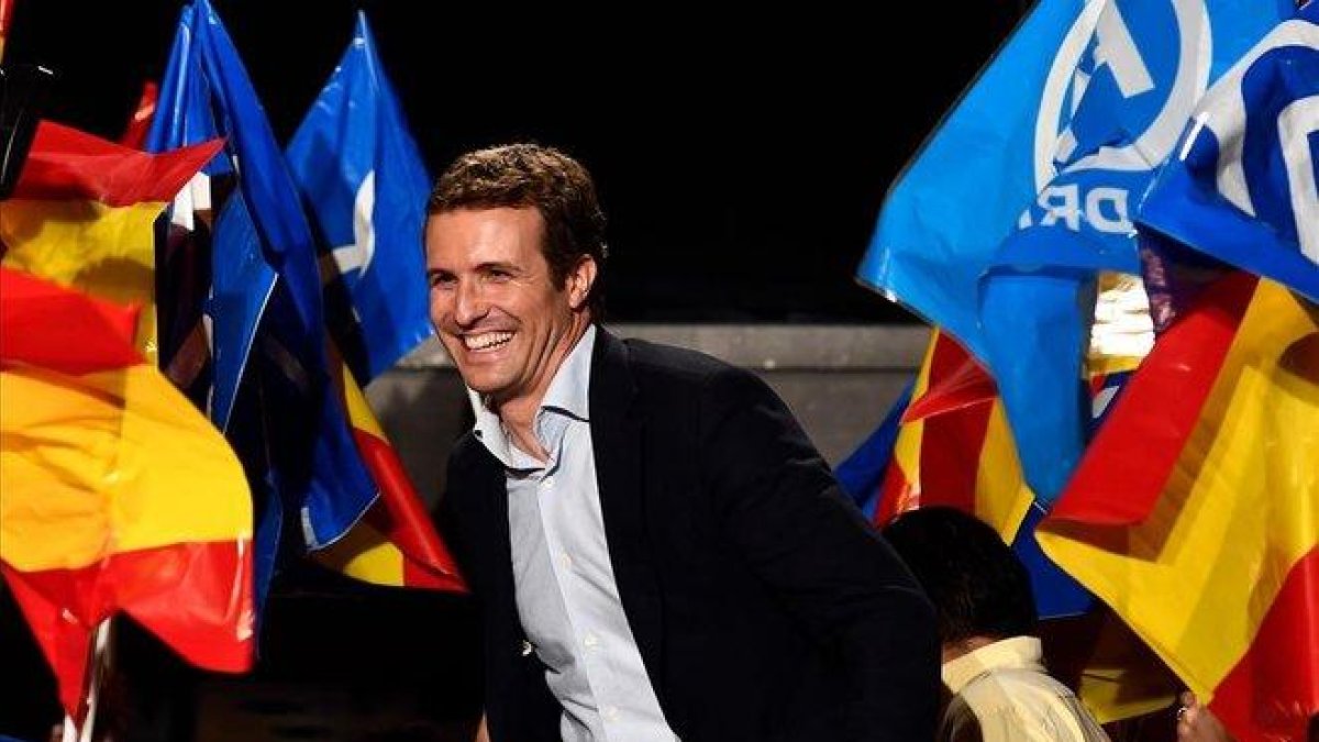 Pablo Casado celebra los resultados, el domingo por la noche frente a la sede del PP en la calle de Génova.