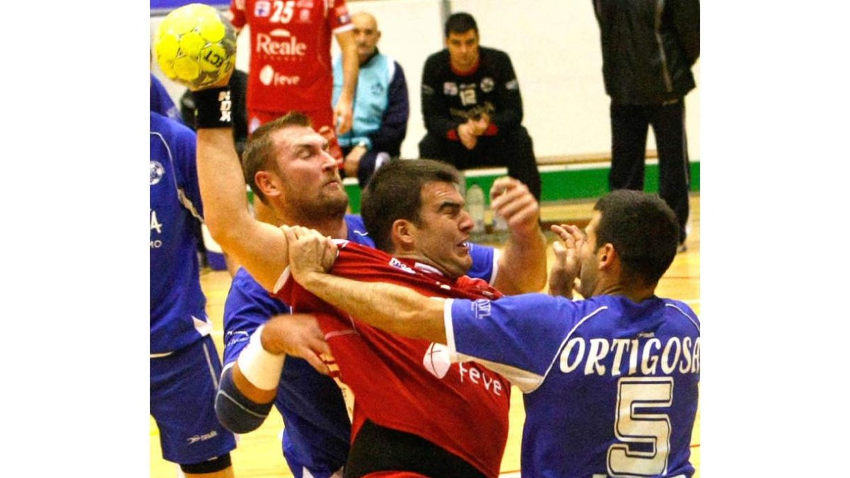 Ortigosa defiende al ademarista Juan Andreu, con el balón en su poder.