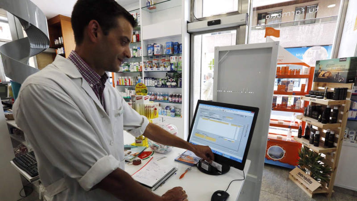 Imagen de una de las farmacias de León donde ya se puede operar con la receta electrónica. MARCIANO PÉREZ