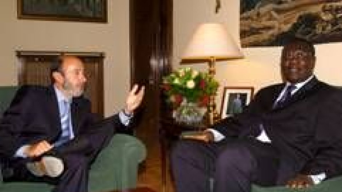 Alfredo Pérez Rubalcaba, junto a su homólogo senegalés, Ousmane Ngom, en un momento de la reunión