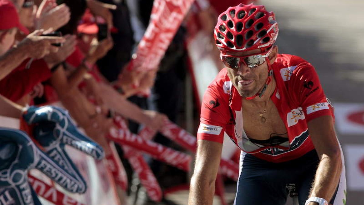El ciclista del Movistar Alejandro Valverde llega a meta en el trigesimonoveno puesto tras sufrir una caída en la cuarta etapa.