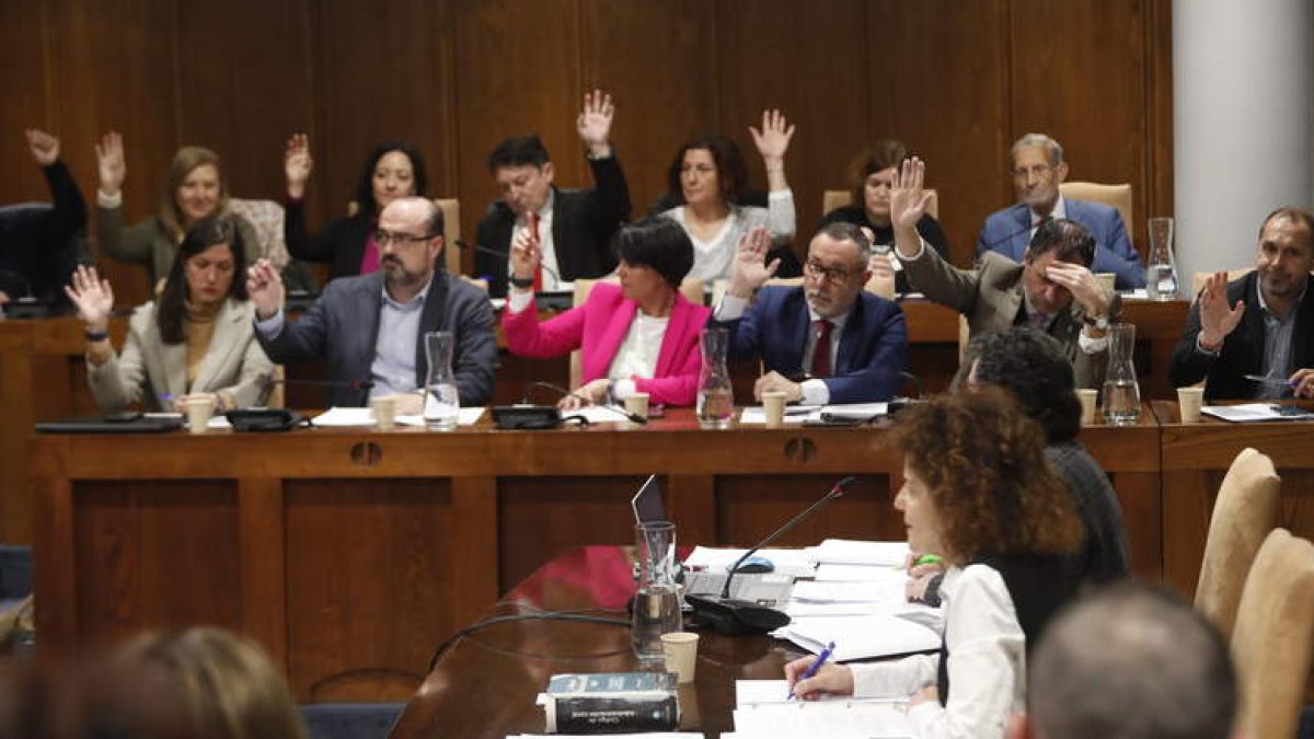 El edil del PP, Morala, y el de USE, Folgueral, reprocharon los modificados de cuentas a pocos meses de aprobado el presupuesto. L. DE LA MATA