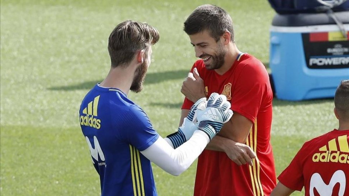 De Gea y Piqué bromean durante el entrenamiento de la selección española