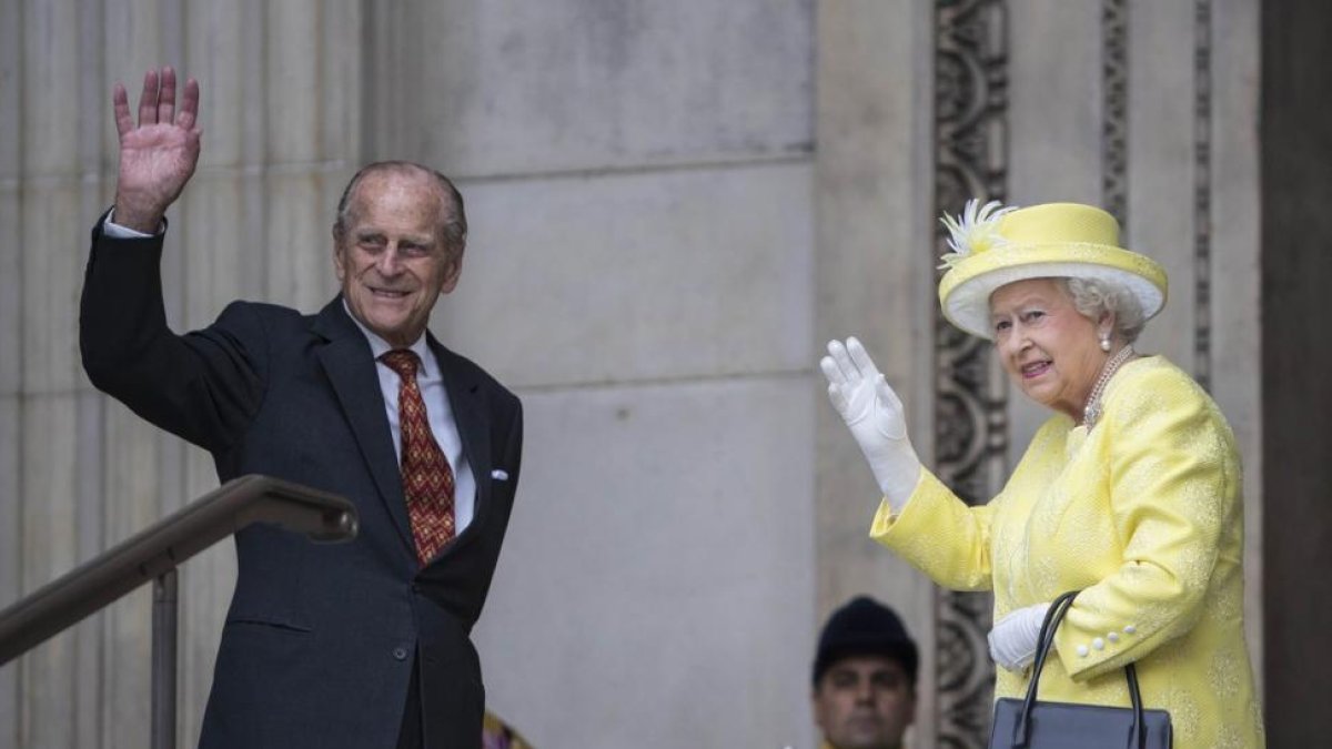 El príncipe Felipe y la reina Isabel II de Inglaterra a su llegada a la catedral de San Pablo.