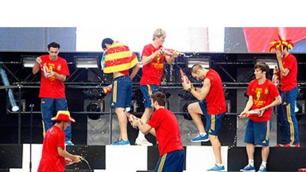 Los jugadores de la selección española festejan en Cibeles el triunfo en la Eurocopa.