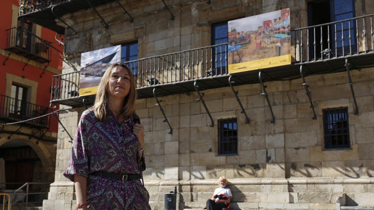 Virginia Morán posa junto a la imagen (a su derecha) que expone en la muestra. FERNANDO OTERO