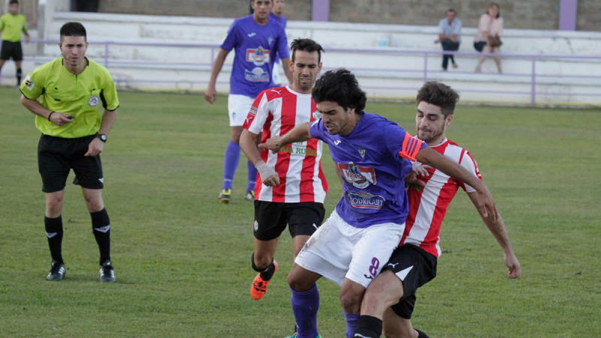 Mateo fue uno de los jugadores locales destacados ante el equipo zamorano. SEDUNCINO PÉREZ