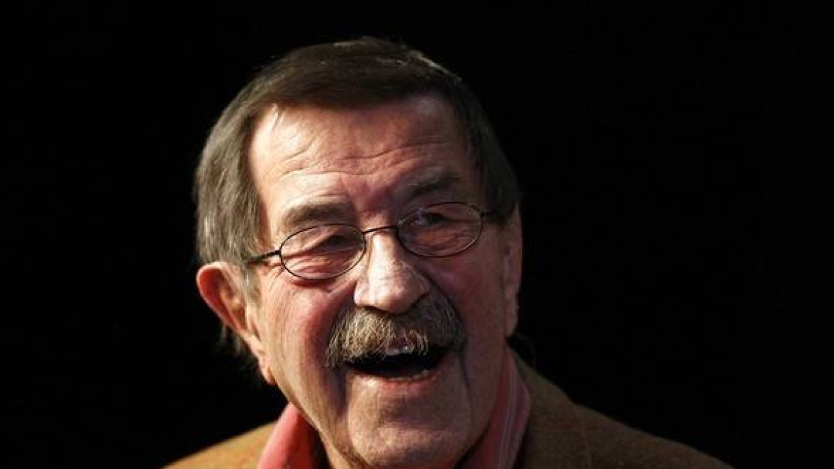 Günter Grass sonríe durante un acto electoral de los socialistas alemanes, en febrero del 2011.