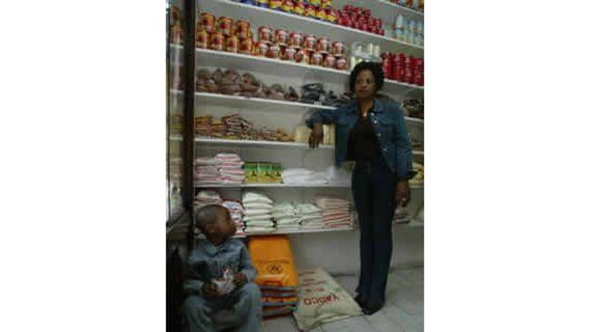 Fátima, con un sobrino, en su African store de la calle Astorga