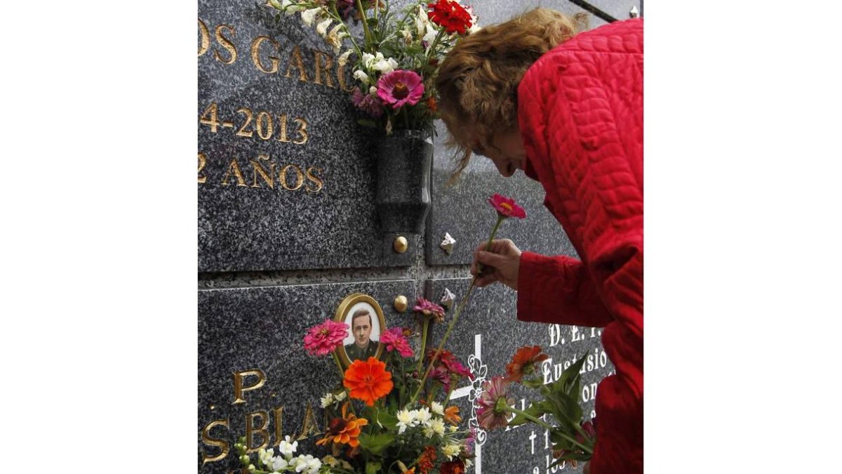 Victoria Blanco acude cada día al cementerio de Cerezales para visitar el nicho de su hijo, José, asesinado en 1994.