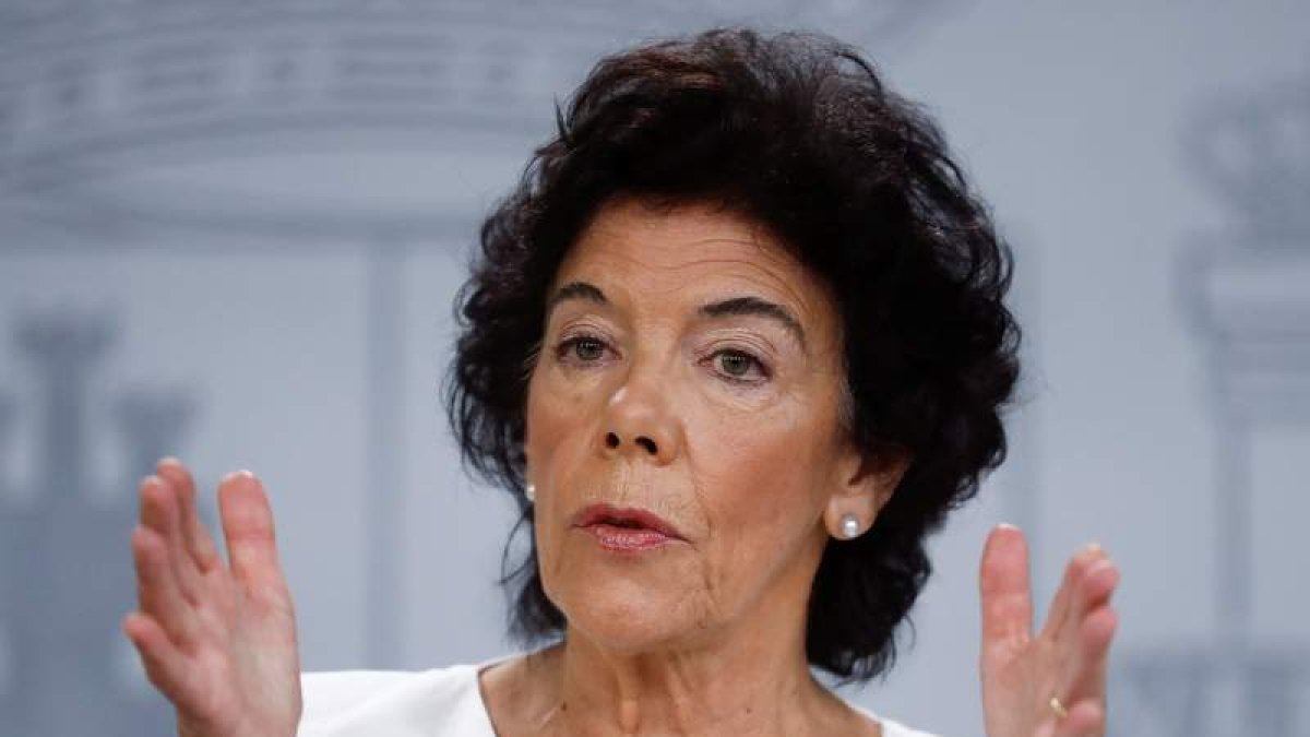 La ministra portavoz del Gobierno, Isabel Celaá, durante su comparecencia de ayer. EMILIO NARANJO