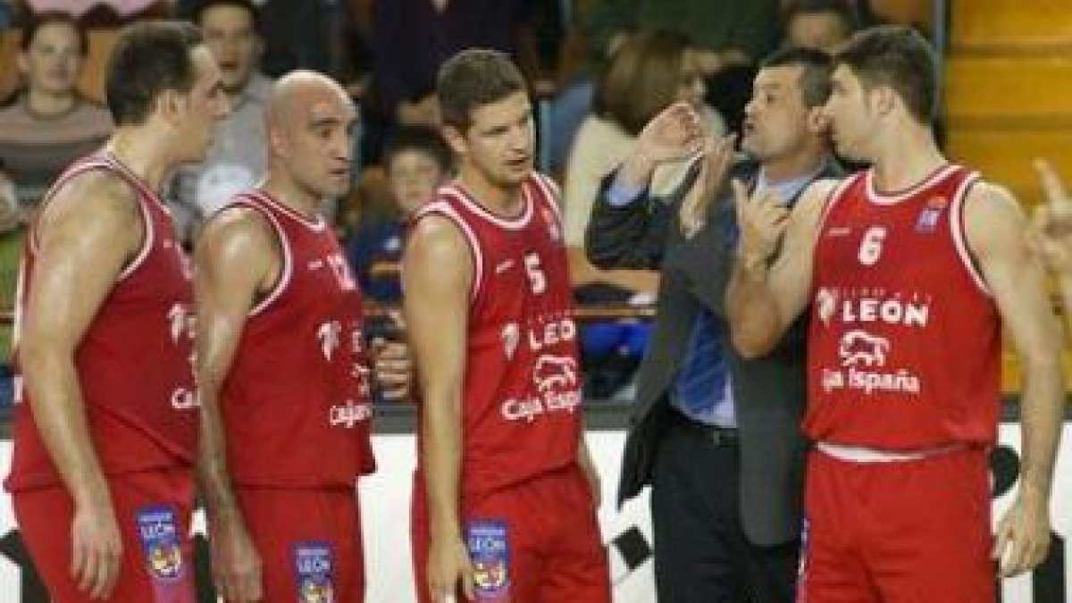 Julio, a la derecha, escucha a Herreras, técnico que le hizo debutar en el primer equipo.