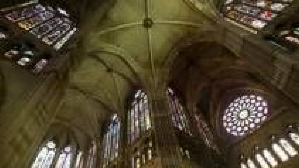 Son muchas las denuncias que critican la falta de fondos para las vidrieras de la Catedral