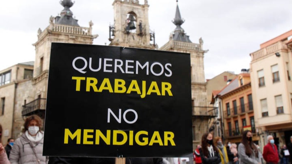 Protesta de los trabajadores autónomos en Astorga tras la irrupción de la pandemia. FERNANDO OTERO