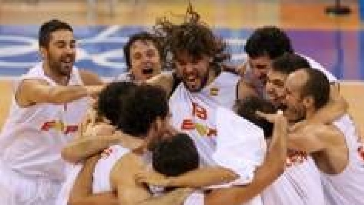 Los jugadores españoles celebran la victoria en semifinales de su equipo ante Lituania