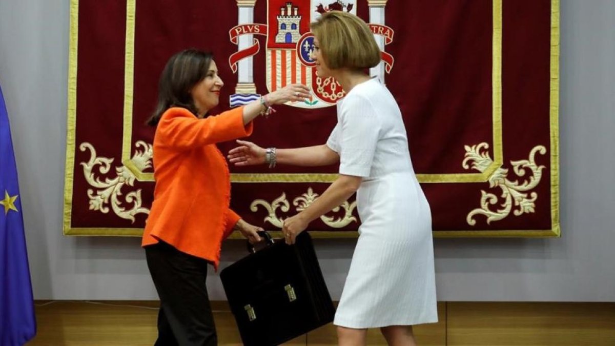 María Dolores de Cospedal entrega la cartera de Defensa a Margarita Robles.