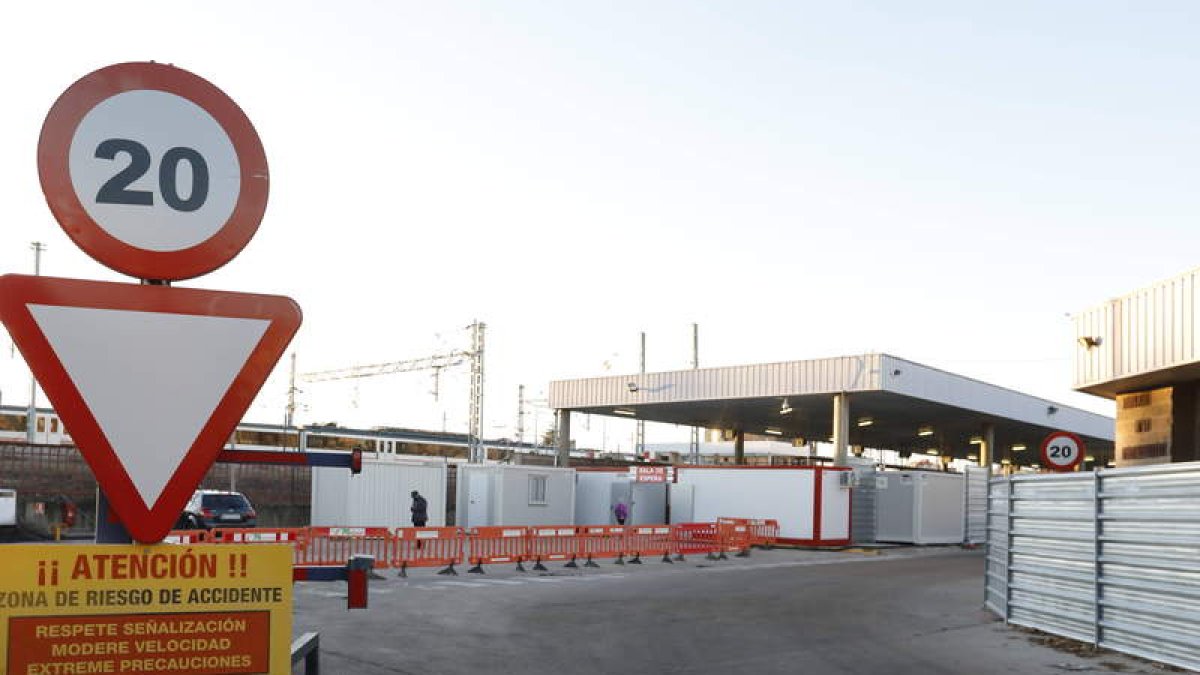 Acceso provisional a las dársenas de la estación. MARCIANO PÉREZ