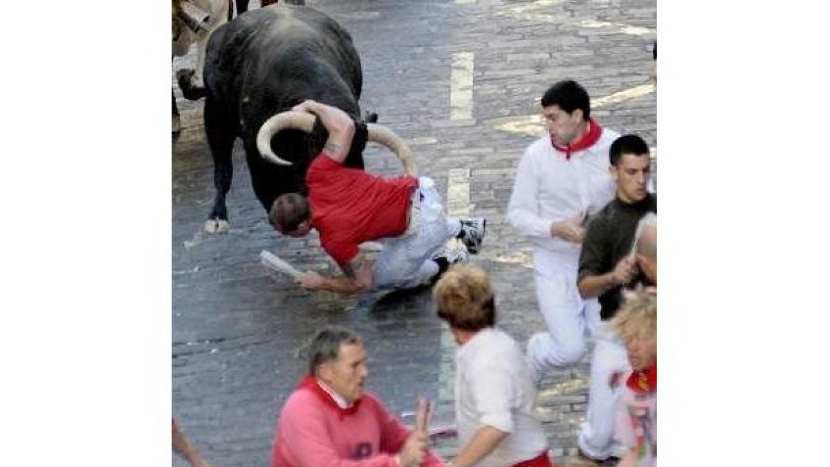 Un toro arrolla a un mozo en el primer encierro.