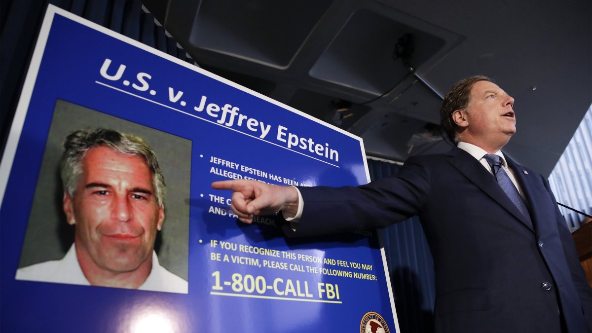 La autopsia de Epstein muestra fracturas en el cuello, según el Post