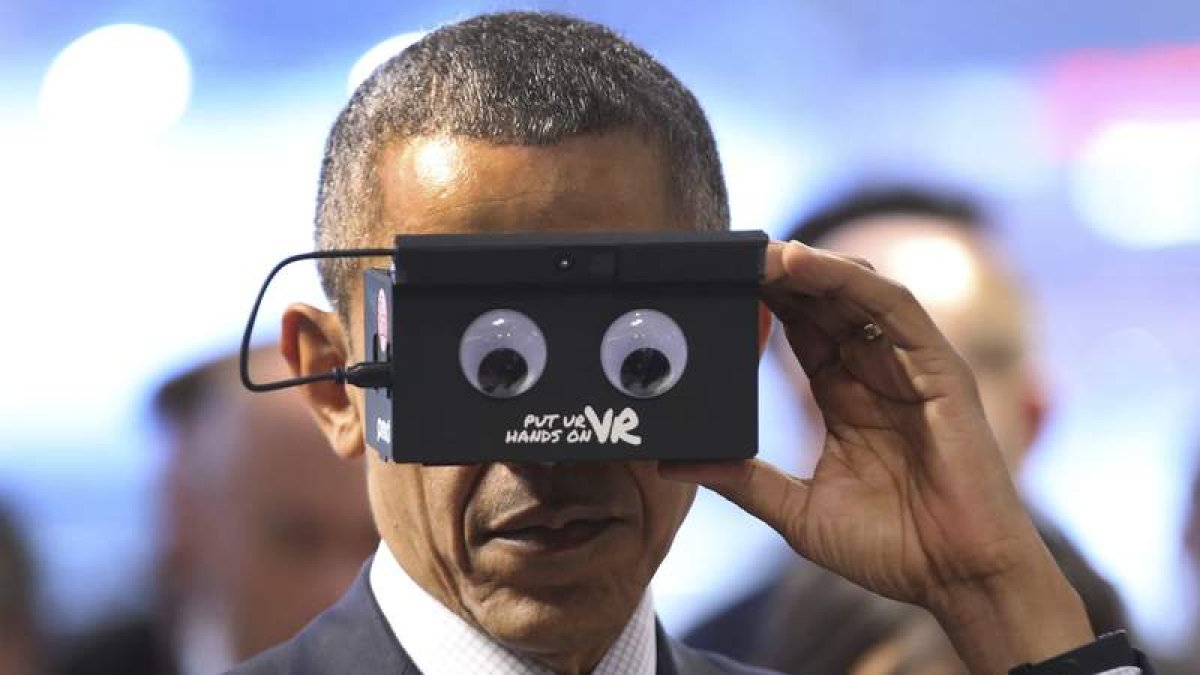Obama utiliza unas gafas de realidad virtual en la Feria Messe de Hannover. CHRITSTIAN CHARISIUS