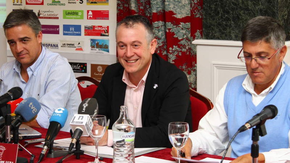Los directivos del Ademar presentan las novedades.