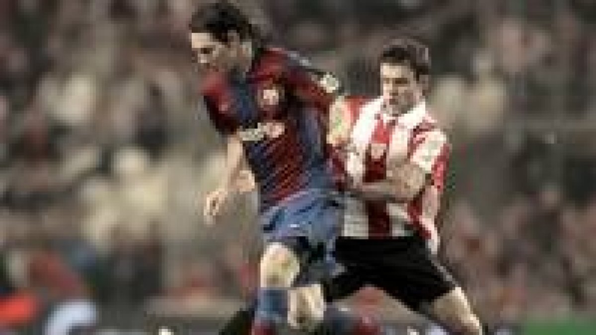 El argentino Messi intenta zafarse del marcaje del defensor vasco Lertxundi