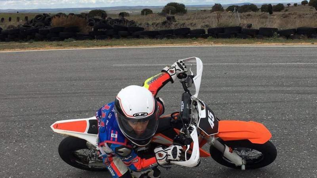 El joven piloto paramés Sergio González Vallinas volvió a lucir su clase en el trazado de Villarcayo. DL