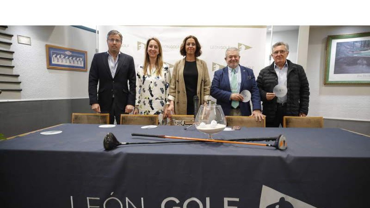 Emilio Orejas, Inma Villa, Laura Olaiz, José Ignacio Jiménez y David Fernández presentaron el calendario. RAMIRO